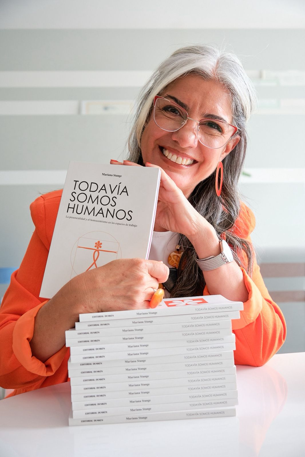 Presentan libro sobre el nuevo paradigma laboral